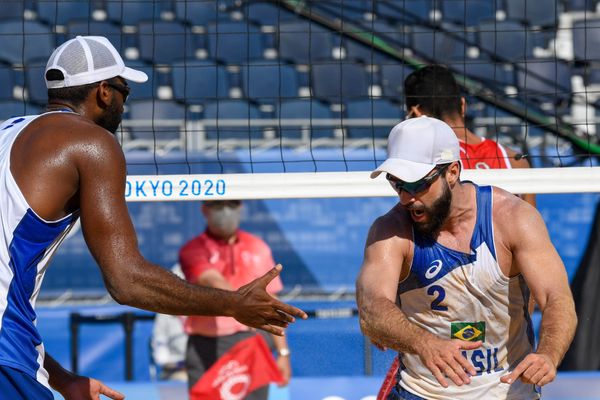 A dupla de vôlei de praia brasileira, Bruno Schmdt e Evandro vencem os marroquinos Abicha e Elgraoui em Shiozake Park, Tóquio por Vitor Jubini