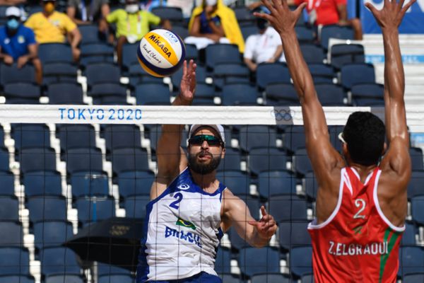 A dupla de vôlei de praia brasileira, Bruno Schmdt e Evandro vencem os marroquinos Abicha e Elgraoui em Shiozake Park, Tóquio por Vitor Jubini