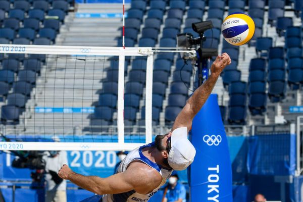 A dupla de vôlei de praia brasileira, Bruno Schmdt e Evandro vencem os marroquinos Abicha e Elgraoui em Shiozake Park, Tóquio por Vitor Jubini