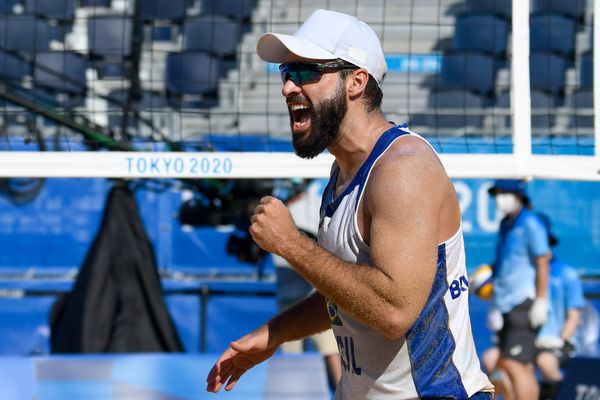 A dupla de vôlei de praia brasileira, Bruno Schmdt e Evandro vencem os marroquinos Abicha e Elgraoui em Shiozake Park, Tóquio por Vitor Jubini