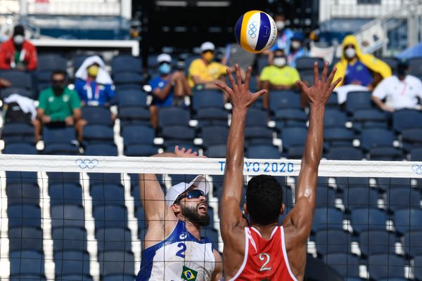 A dupla de vôlei de praia brasileira, Bruno Schmdt e Evandro vencem os marroquinos Abicha e Elgraoui em Shiozake Park, Tóquio por Vitor Jubini