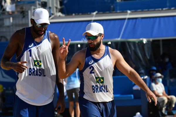 A dupla de vôlei de praia brasileira, Bruno Schmdt e Evandro vencem os marroquinos Abicha e Elgraoui em Shiozake Park, Tóquio por Vitor Jubini