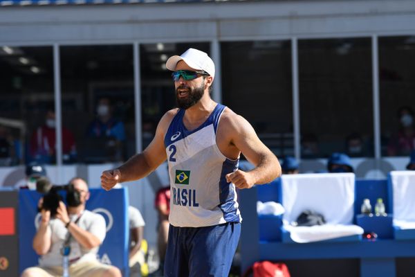 A dupla de vôlei de praia brasileira, Bruno Schmdt e Evandro vencem os marroquinos Abicha e Elgraoui em Shiozake Park, Tóquio por Vitor Jubini