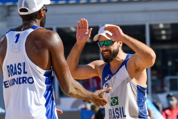 A dupla de vôlei de praia brasileira, Bruno Schmdt e Evandro vencem os marroquinos Abicha e Elgraoui em Shiozake Park, Tóquio por Vitor Jubini