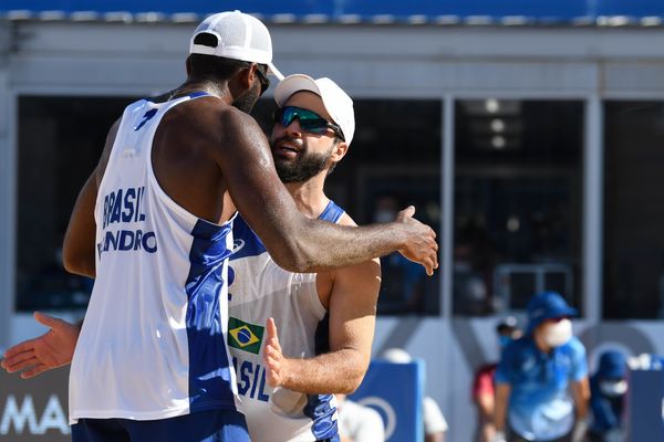 A dupla de vôlei de praia brasileira, Bruno Schmdt e Evandro vencem os marroquinos Abicha e Elgraoui em Shiozake Park, Tóquio por Vitor Jubini
