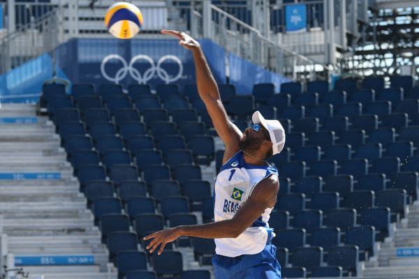 A dupla de vôlei de praia brasileira, Bruno Schmdt e Evandro vencem os marroquinos Abicha e Elgraoui em Shiozake Park, Tóquio por Vitor Jubini