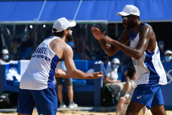 A dupla de vôlei de praia brasileira, Bruno Schmdt e Evandro vencem os marroquinos Abicha e Elgraoui em Shiozake Park, Tóquio por Vitor Jubini