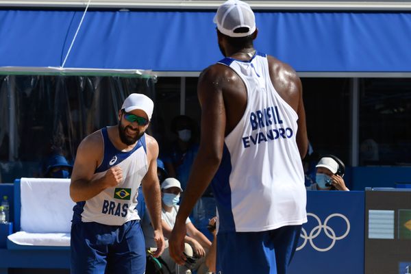 A dupla de vôlei de praia brasileira, Bruno Schmdt e Evandro vencem os marroquinos Abicha e Elgraoui em Shiozake Park, Tóquio por Vitor Jubini
