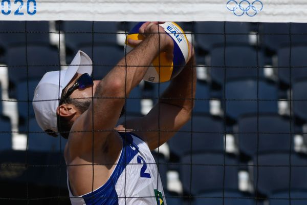 A dupla de vôlei de praia brasileira, Bruno Schmdt e Evandro vencem os marroquinos Abicha e Elgraoui em Shiozake Park, Tóquio por Vitor Jubini