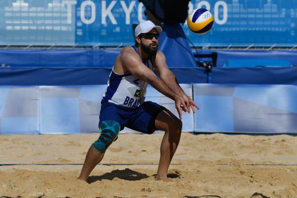 A dupla de vôlei de praia brasileira, Bruno Schmdt e Evandro vencem os marroquinos Abicha e Elgraoui em Shiozake Park, Tóquio por Vitor Jubini