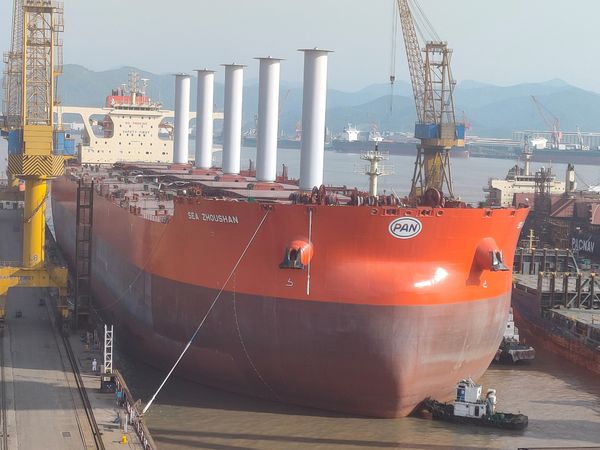 Sea Zhoushan é o primeiro navio mineraleiro de grande porte do mundo equipado com sistema de velas rotativas