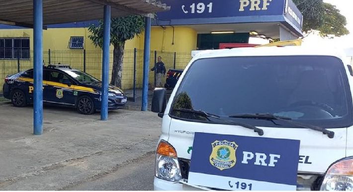 O Hyundai HR — utilizado para cargas leves — foi roubado no município de Taboão da Serra (SP) em 2019 e foi recuperado no km 251, sendo conduzido por um homem de 30 anos