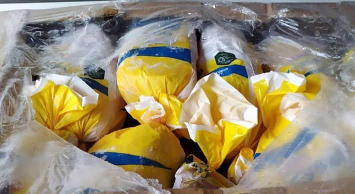 Segundo a polícia, o suspeito retirava uma pequena quantidade de frango de cada caixa e, assim, montava novas caixas para vender para receptadores, sem nota fiscal e com preço baixo
