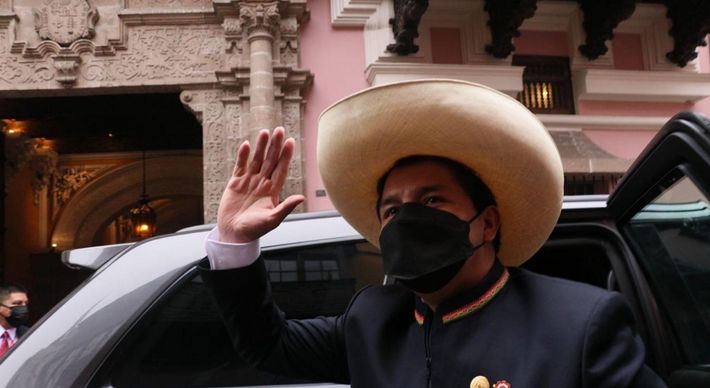 No início da tarde desta quarta (28), Castilho prestou juramento diante do plenário do Congresso unicameral, usando seu chapéu de palha de aba larga, uma marca de toda a sua campanha eleitoral