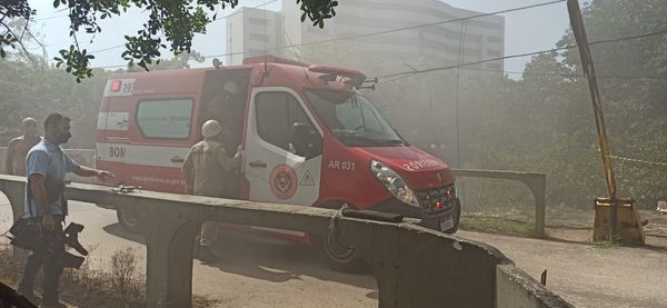 Fogo é controlado em lancha incendiada na Ilha da Fumaça, em Vitória por Murilo Cuzzuol