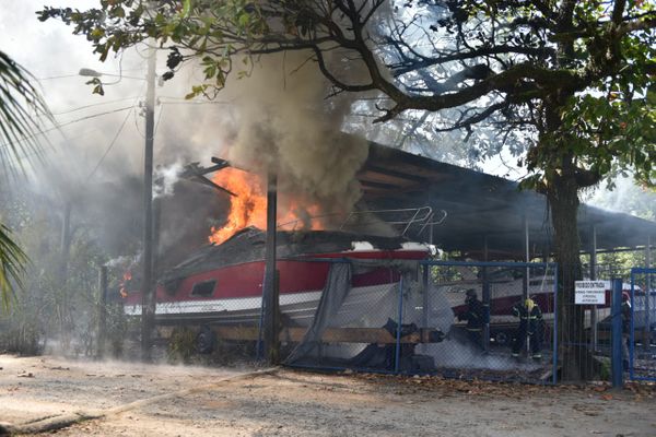 Lancha pega fogo na Ilha da Fumaça,  Vitória por Rodrigo Gavini