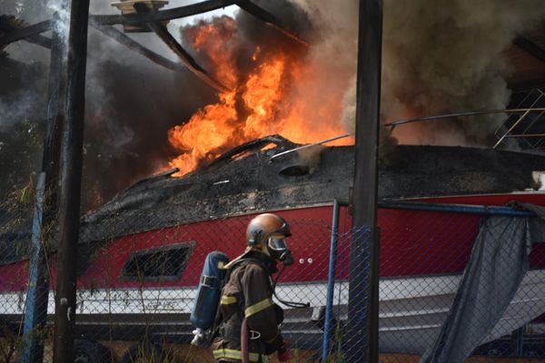 Lancha pega fogo na Ilha da Fumaça, em Vitória