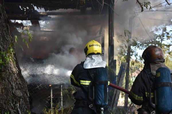 Lancha pega fogo na Ilha da Fumaça,  Vitória por Rodrigo Gavini