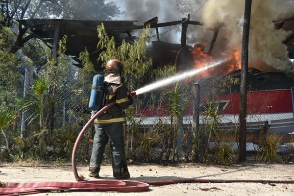 Lancha pega fogo na Ilha da Fumaça,  Vitória por Rodrigo Gavini
