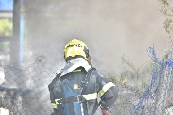 Lancha pega fogo na Ilha da Fumaça,  Vitória por Rodrigo Gavini