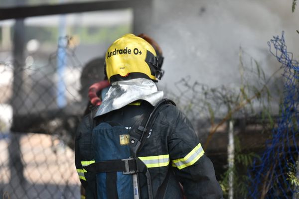 Lancha pega fogo na Ilha da Fumaça,  Vitória por Rodrigo Gavini