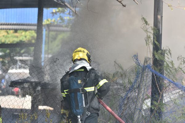 Lancha pega fogo na Ilha da Fumaça,  Vitória por Rodrigo Gavini