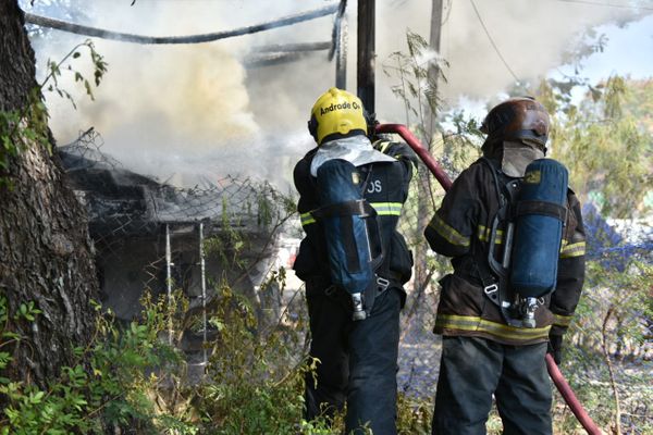 Lancha pega fogo na Ilha da Fumaça,  Vitória por Rodrigo Gavini