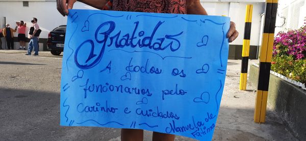 Manuela de Fátima Vieira, de 68 anos, levou cartaz para agradecer aos profissionais de saúde da Santa Casa de Misericórdia de Vitória