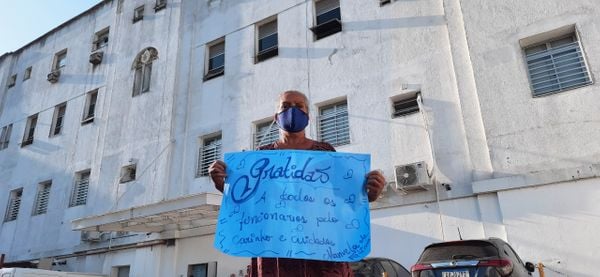 Manuela de Fátima Vieira, de 68 anos, levou cartaz para agradecer aos profissionais de saúde da Santa Casa de Misericórdia de Vitória