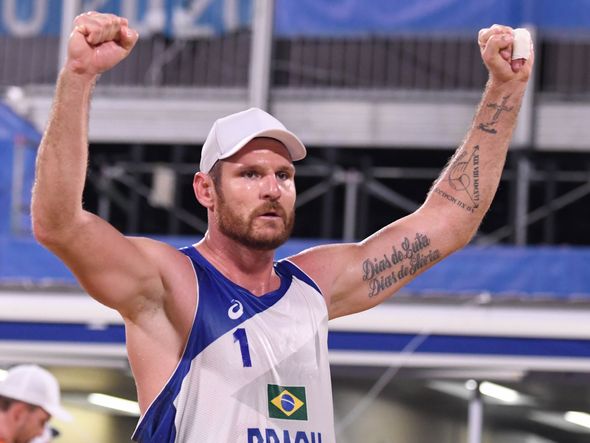 Alison Cerutti comemora vitória sobre holandeses nos Jogos de Tóquio por Vitor Jubini