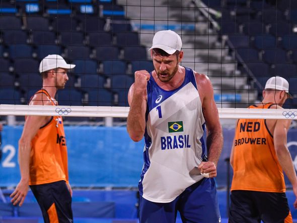 Alison e Álvaro comemoram vitória sobre dupla holandesa no vôlei de praia por Vitor Jubini