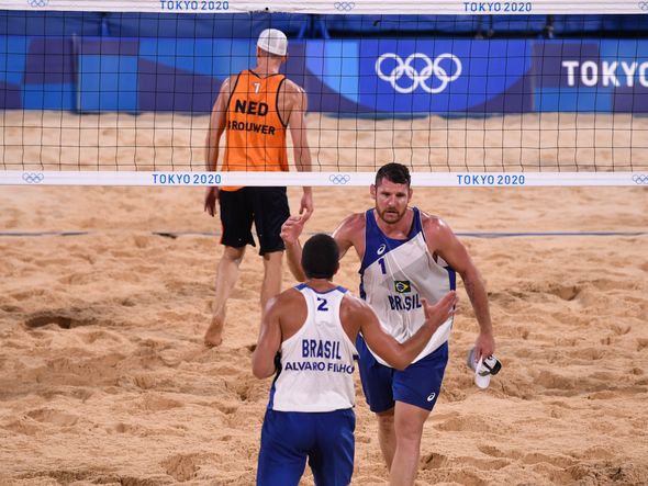 Alison e Álvaro comemoram vitória sobre dupla holandesa no vôlei de praia por Vitor Jubini
