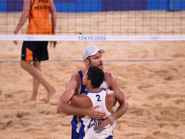 Alison e Álvaro comemoram vitória sobre dupla holandesa no vôlei de praia por Vitor Jubini