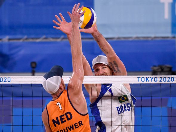 Alison e Álvaro comemoram vitória sobre dupla holandesa no vôlei de praia por Vitor Jubini