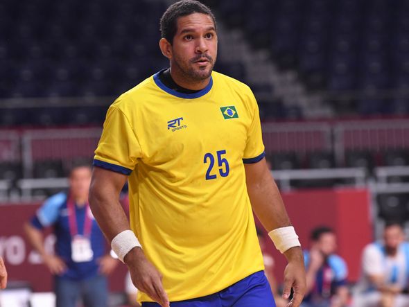 Brasil vence a primeira no handebol masculino em Tóquio por Vitor Jubini