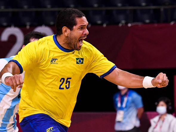 Brasil vence a primeira no handebol masculino em Tóquio por Vitor Jubini