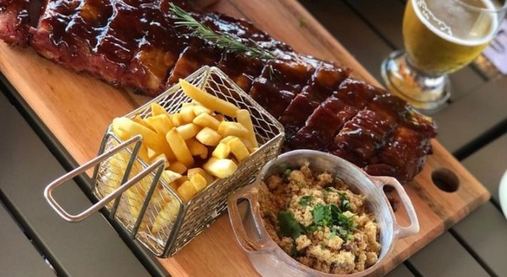 A costela ao barbecue é um dos destaques no menu do Maho Gastrobar. Conheça também a Miss Truderia, aberta recentemente na Serra