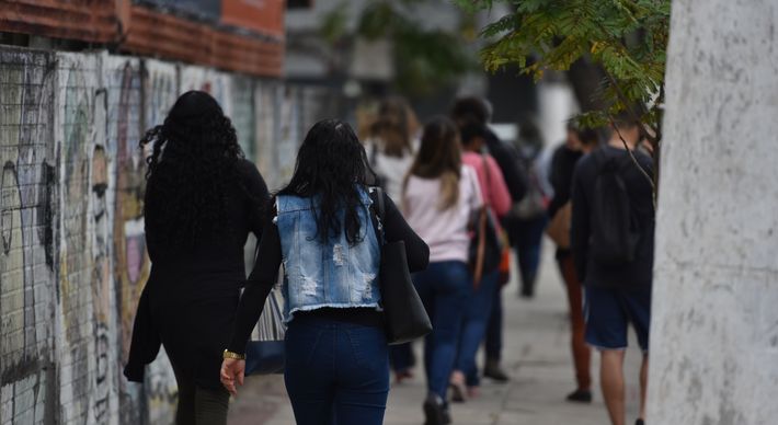 O sábado (25) tem sol forte e até calor em partes do Estado. O domingo (26) deve sofrer influência de uma frente fria, com queda nas temperaturas e chuva fraca
