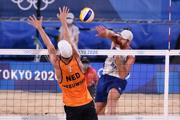 Alison e Álvaro comemoram vitória sobre dupla holandesa no vôlei de praia por Vitor Jubini