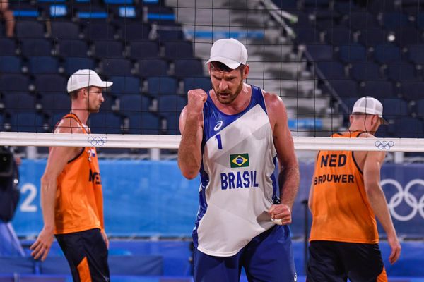 Alison e Álvaro comemoram vitória sobre dupla holandesa no vôlei de praia por Vitor Jubini