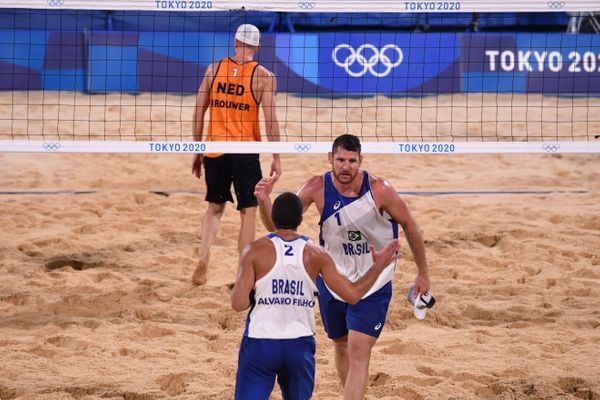 Alison e Álvaro comemoram vitória sobre dupla holandesa no vôlei de praia por Vitor Jubini