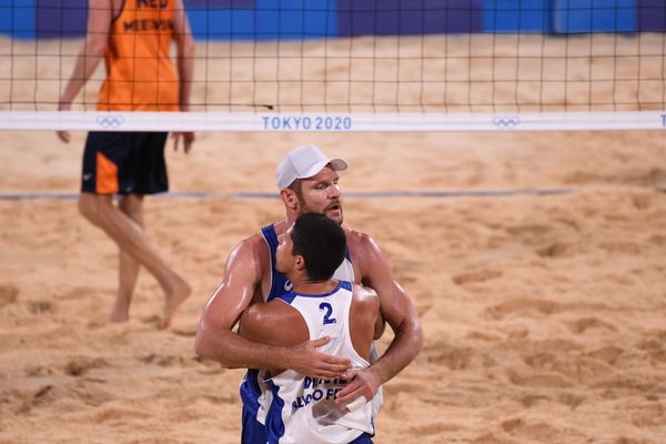 Alison e Álvaro comemoram vitória sobre dupla holandesa no vôlei de praia por Vitor Jubini