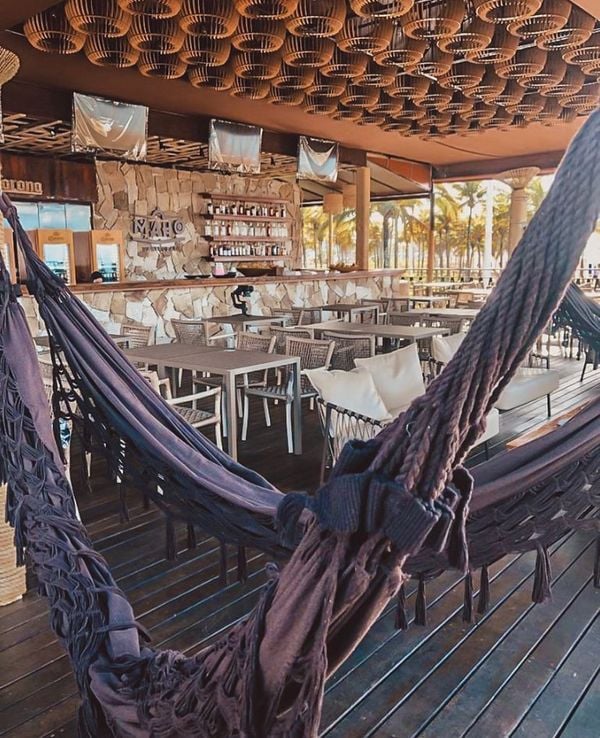 Ambiente do Maho Gastrobar, no quiosque 5 da Praia de Camburi