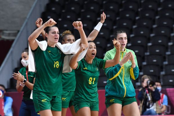 Atletas do handebol comemoram gol contra a Espanha por Vitor Jubini