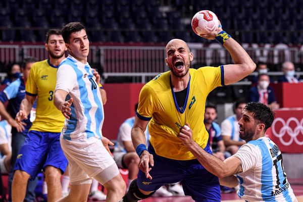 Brasil vence a primeira no handebol masculino em Tóquio por Vitor Jubini