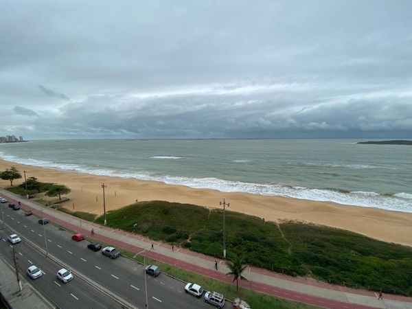 Dia frio na Praia de Itaparica, em Vila Velha por Laila Magesk