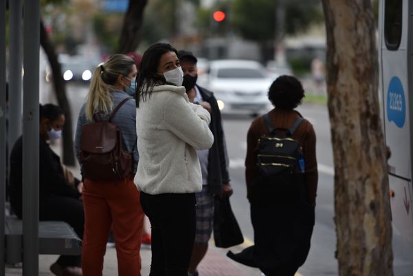 Frio muda paisagens na Grande Vitória. Pedestre tentam se proteger do frio. Av. Reta da Penha, Vitória.