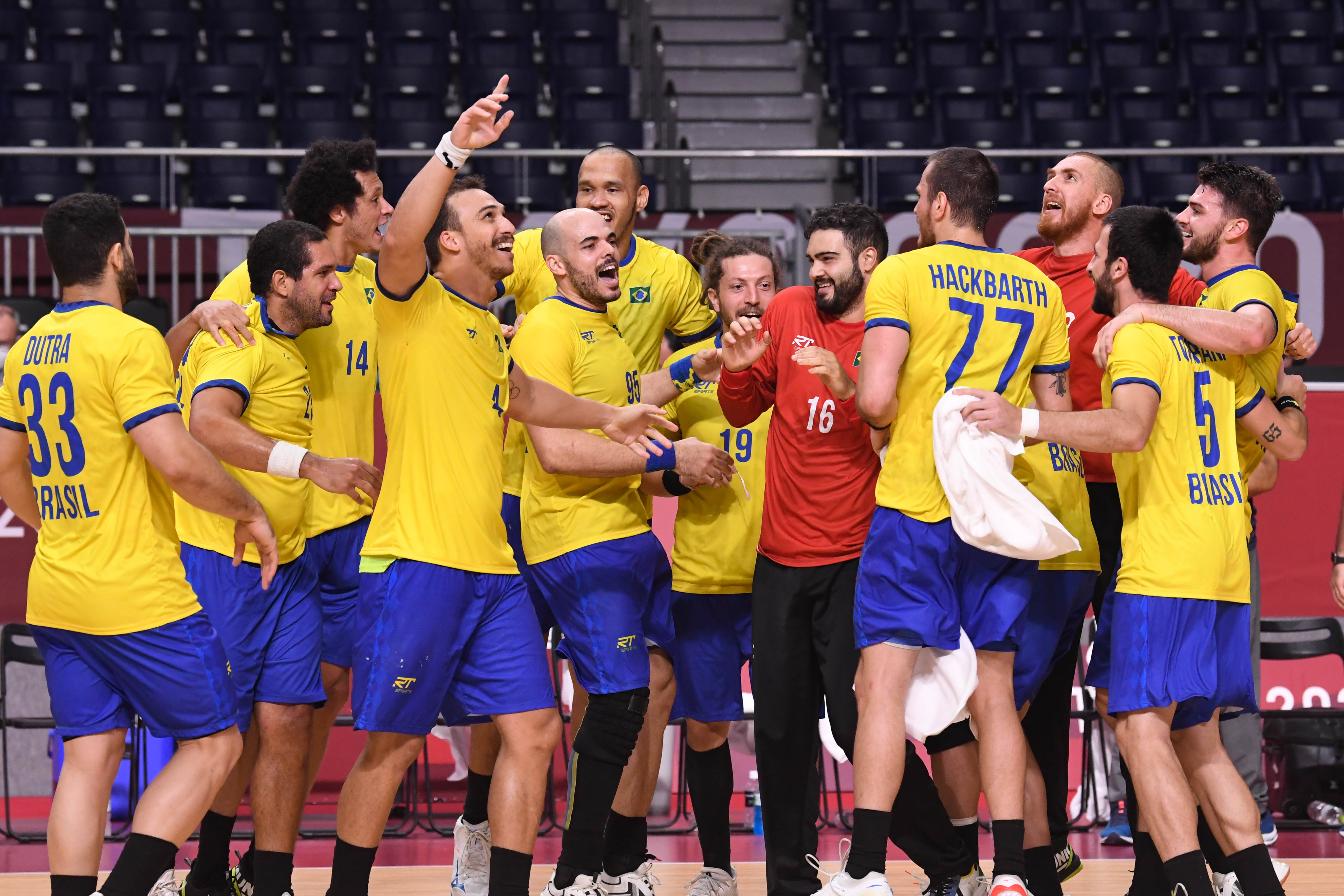 Seleção brasileira de handebol comemora primeira vitória nas Olimpíadas de Tóquio