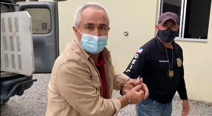 Ao sair algemado do carro da Polícia Civil, o vereador afirmou: 'Eu sou inocente. Os culpados estão soltos. Estou pagando por coisas que não fiz'
