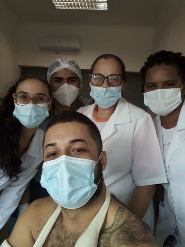 O motoboy Fernando Santos Fernandes, de 31 anos, sofreu um acidente no dia 21 deste mês, em Cachoeiro de Itapemirim